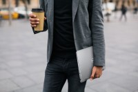 K&ouml;rper von Mann in Anzug mit Kaffebecher und Laptop in der Hand