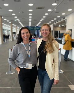 Zwei Frauen l&auml;chelnd