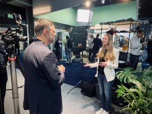 Frau steht vor Kamera