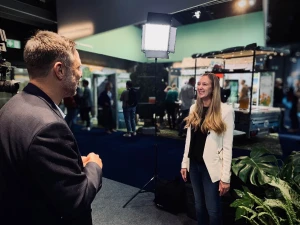 Frau steht vor Kamera