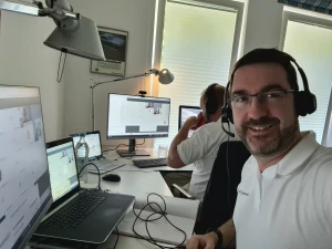 Zwei M&auml;nner vor Computer Bildschirme