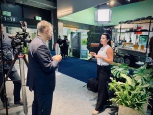 Frau steht vor Kamera