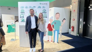 Mann und Frau vor Messestand