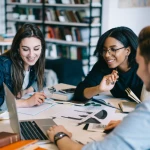 Drei Menschen lernen an Tisch