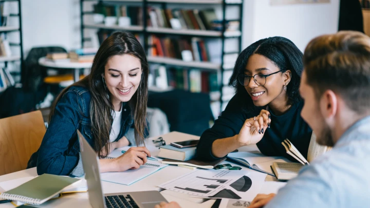 Drei Menschen lernen an Tisch