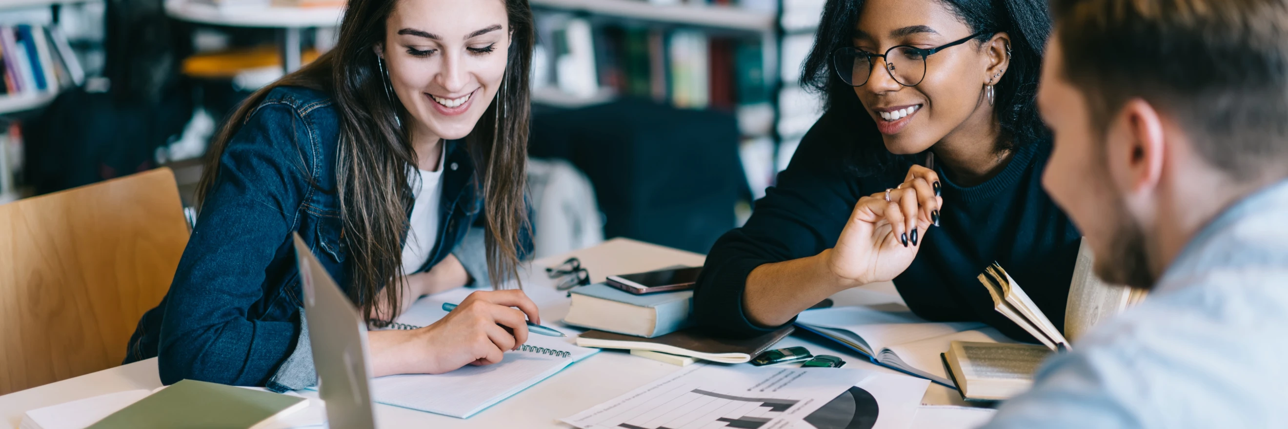 Drei Menschen lernen an Tisch