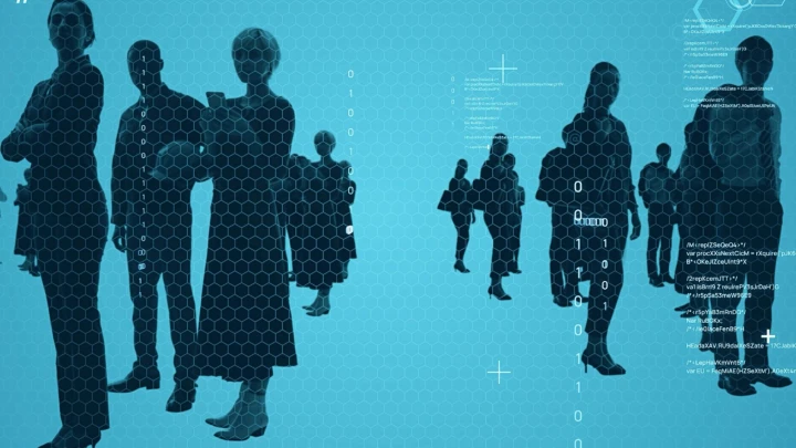 Nahaufnahme mit Menschen im Hintergrund. Im Vordergrund läuft eine Digitalisierungssoftware