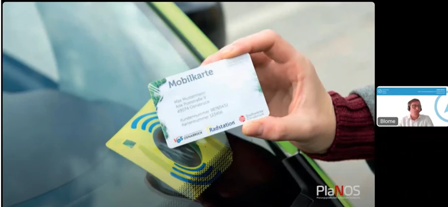 Hand h&auml;lt Mobilkarte an Auto