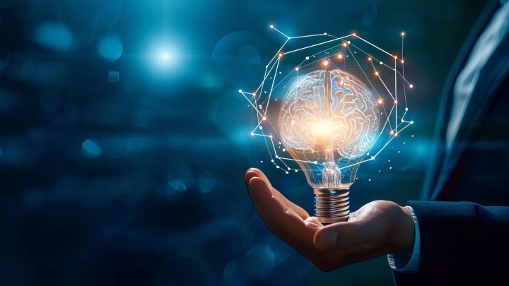 Hand h&auml;lt Hologramm Gl&uuml;hbirne
