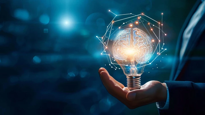 Hand h&auml;lt Hologramm Gl&uuml;hbirne